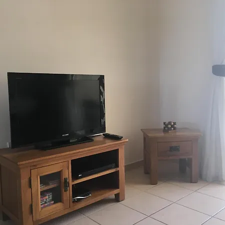 - Near Amenities - Poolside Appartement